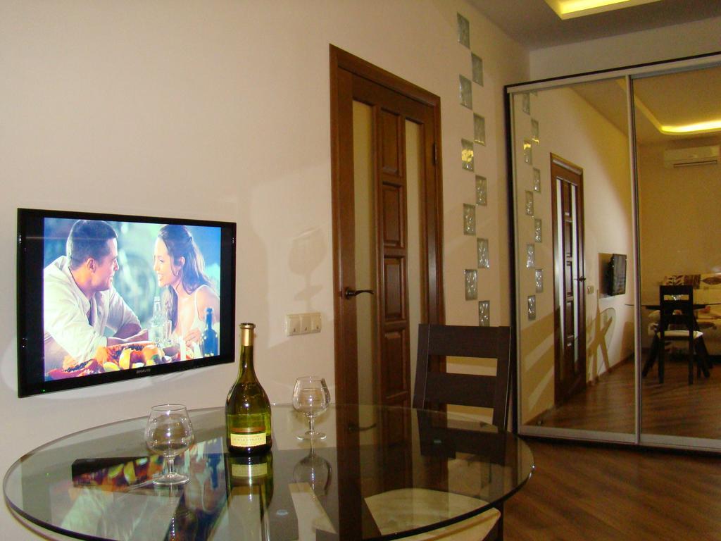 Pleasure Apartment Near Center Of Odessa Extérieur photo